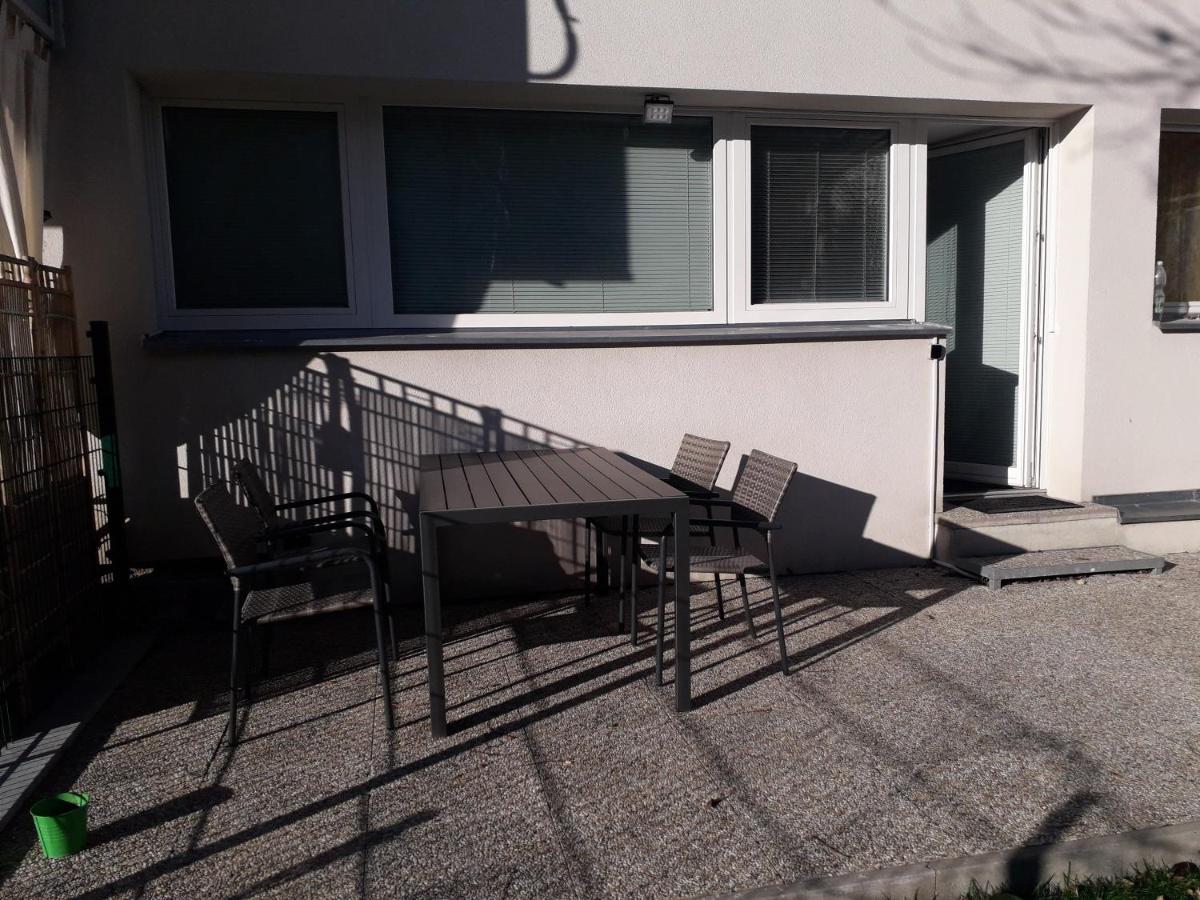 Cosy Flat In The Quiet Area With Own Garden, Free Parking And Direct Public Transport Link To The Centre Lejlighed Wien Eksteriør billede
